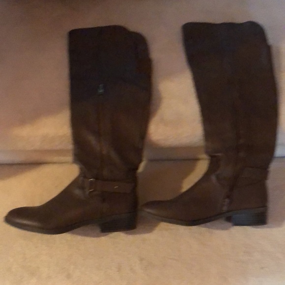 Fergalicios by Fergie, beautiful pair of boots, stretch provided top, EUC, brown - Picture 2 of 11